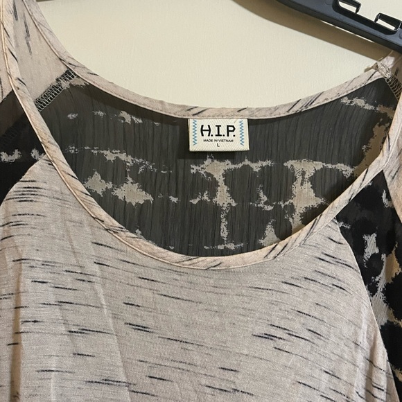 H.I.p. Cream and black 3/4 sleeve top. Great condition. SiZe large - Picture 3 of 3